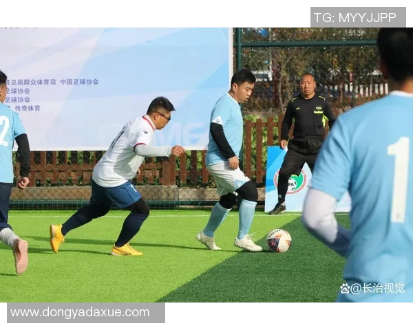 他热爱足球运动每周都会参加踢球活动提升技艺与团队合作精神